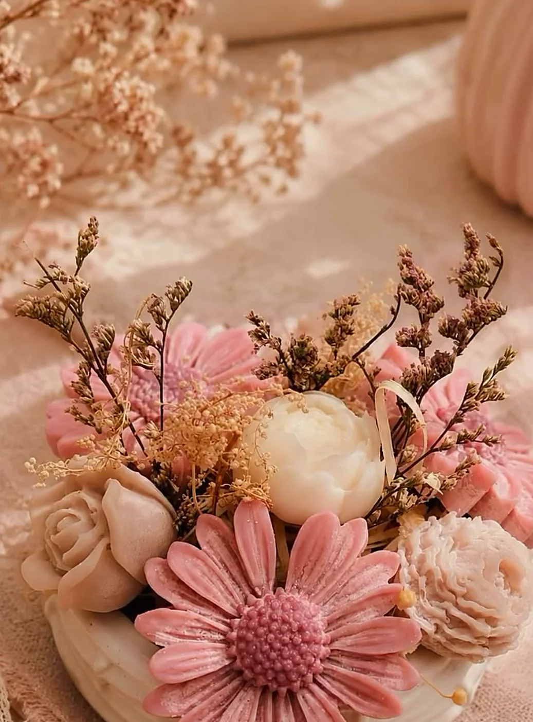 Bouquet de margaritas rosas y flores secas