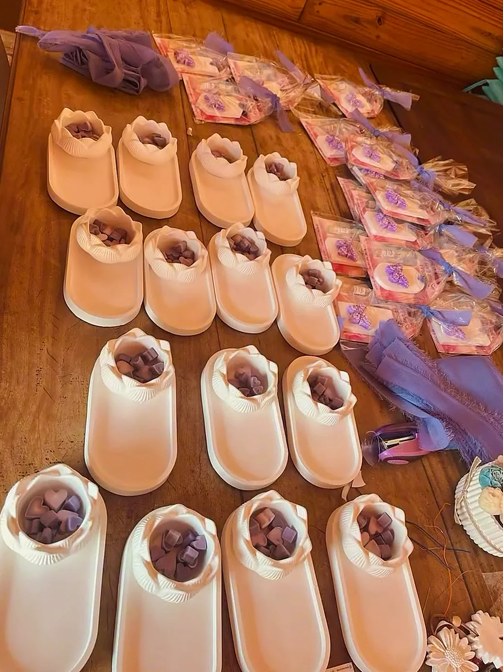 Souvenirs de yeso con forma de escarpines rellenos de cera